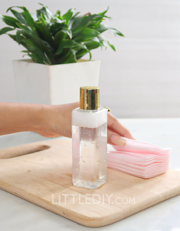 3-INGREDIENT COCONUT OIL MAKEUP REMOVER